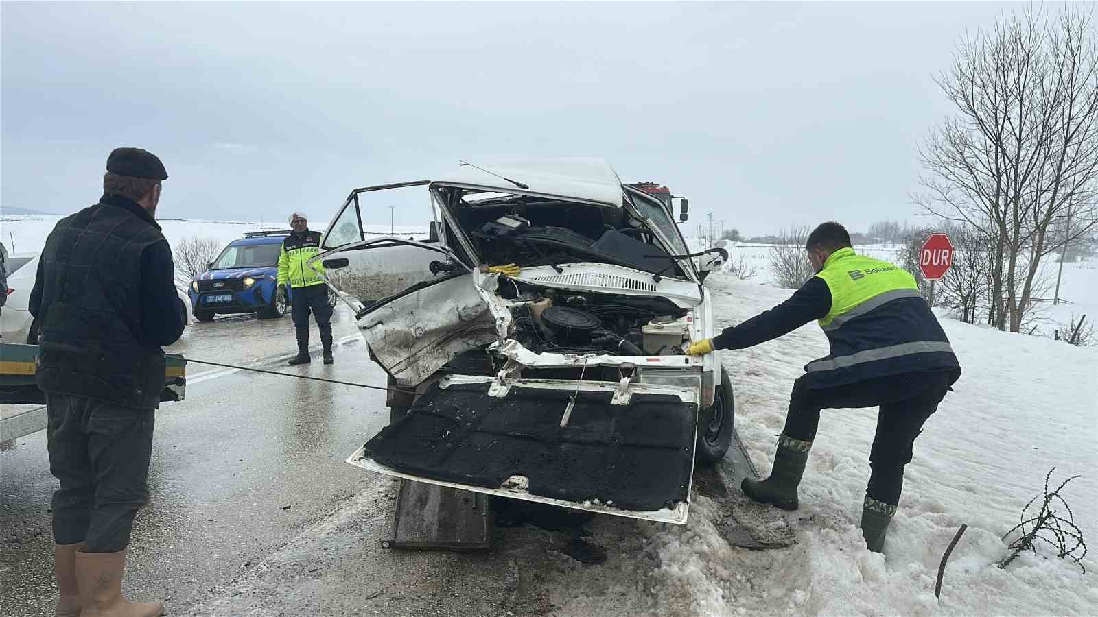 tofas otomobil karsi istikametteki otomobil ile carpisti 1 olu 2 yarali 2