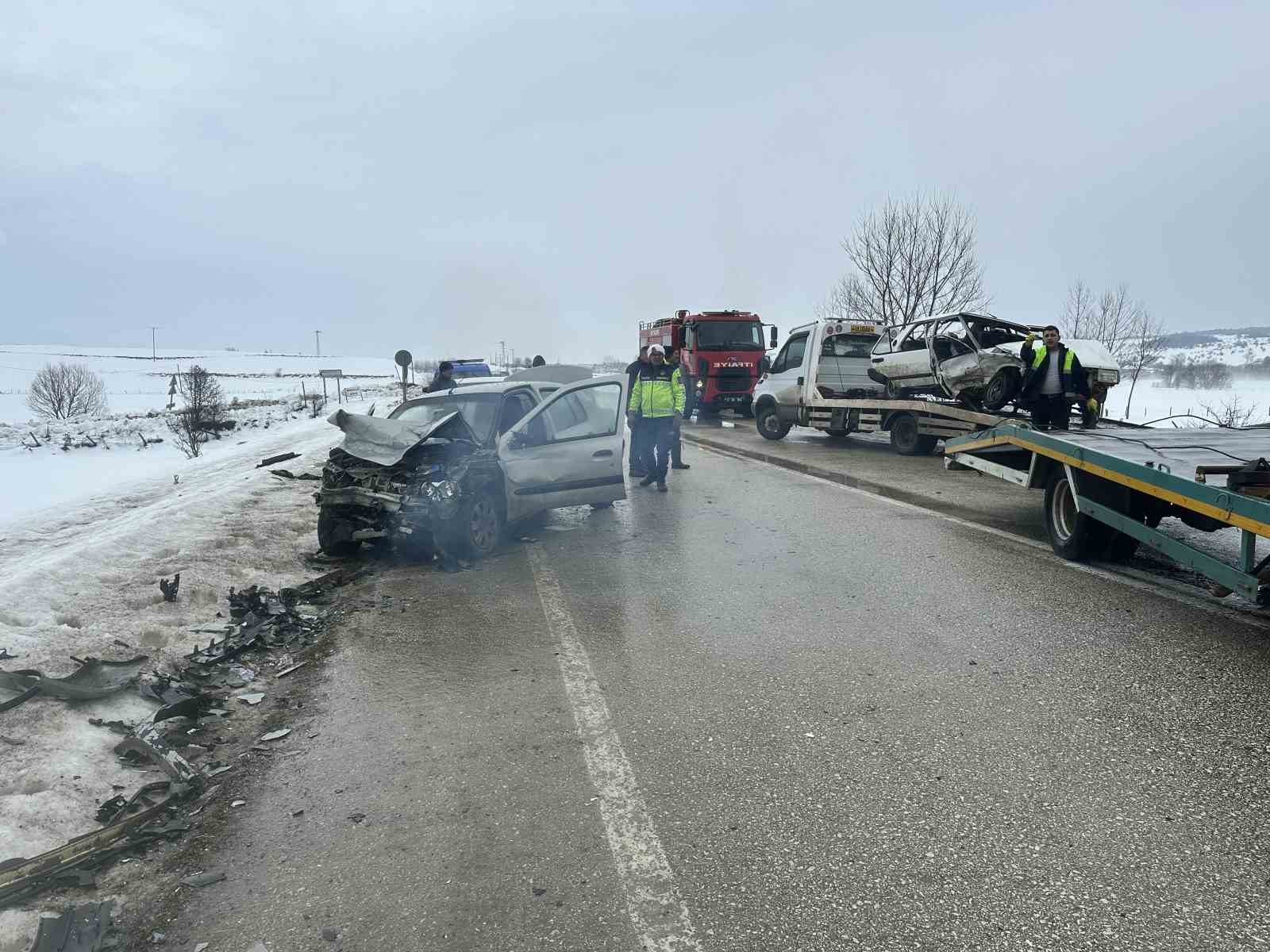 tofas otomobil karsi istikametteki otomobil ile carpisti 1 olu 2 yarali 4 lQz2wGQK