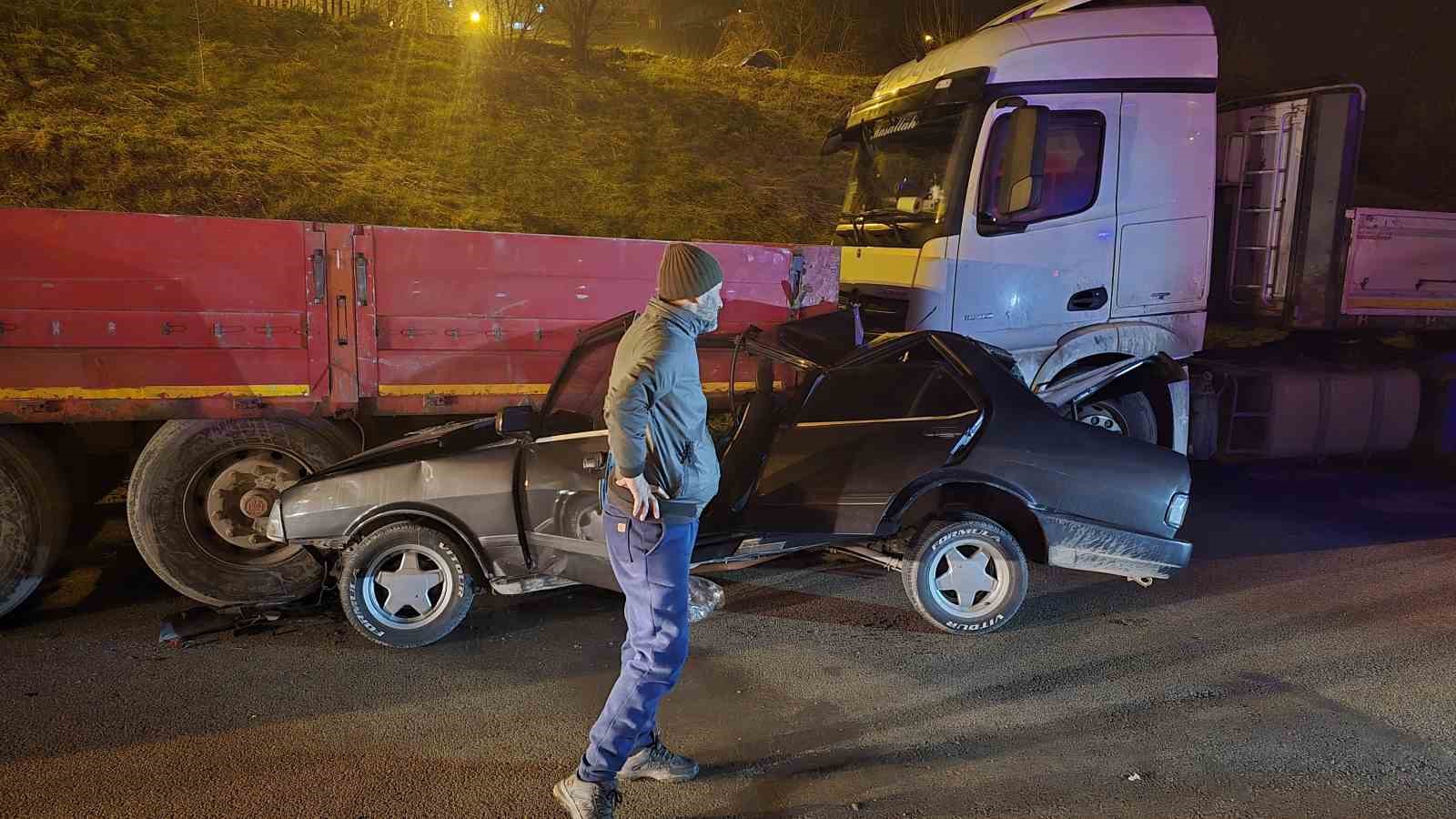 Tofaş Tır’a ok gibi saplandı: 1’i ağır 2 yaralı 5 tofas tira ok gibi saplandi 1i agir 2 yarali 1 cvSnVcSw