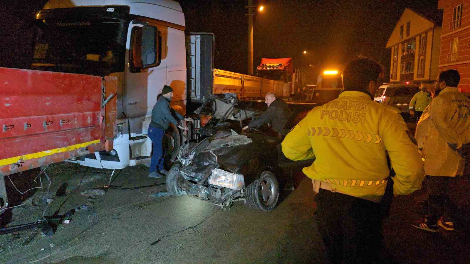 Tofaş Tır’a ok gibi saplandı: 1’i ağır 2 yaralı 6 tofas tira ok gibi saplandi 1i agir 2 yarali 2 vJXLBGVK