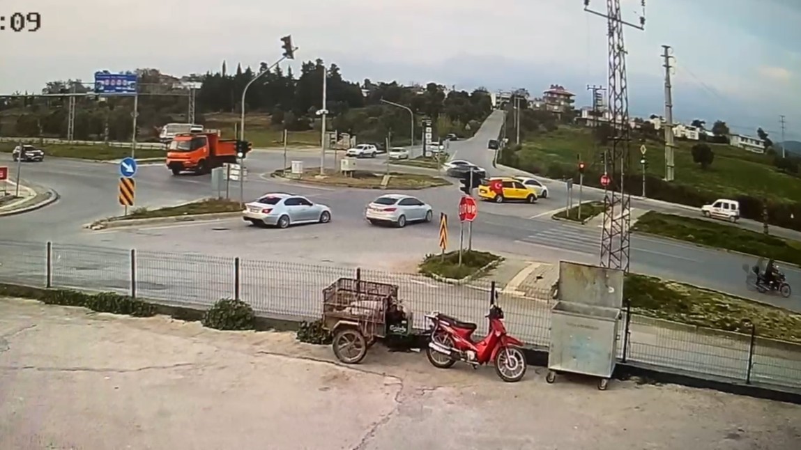 tofasin kirmizi isik ihlaliyle gelen kaza kamerada 1