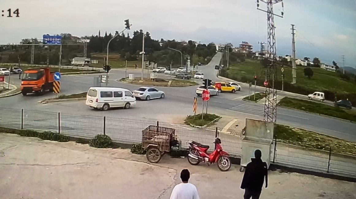 tofasin kirmizi isik ihlaliyle gelen kaza kamerada 2