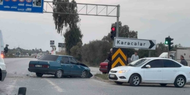 tofasin-kirmizi-isik-ihlaliyle-gelen-kaza-kamerada-MkhfvJDF.jpg