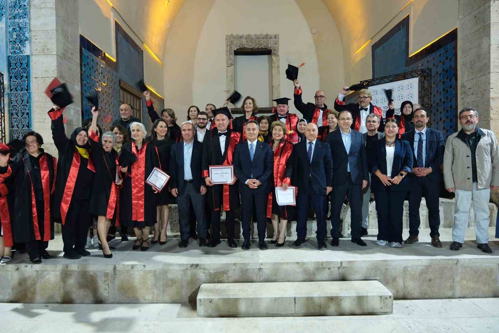 togu tazelenme universitesinde 60 yas ustu ogrenciler kep atti 1 FebuTzIl
