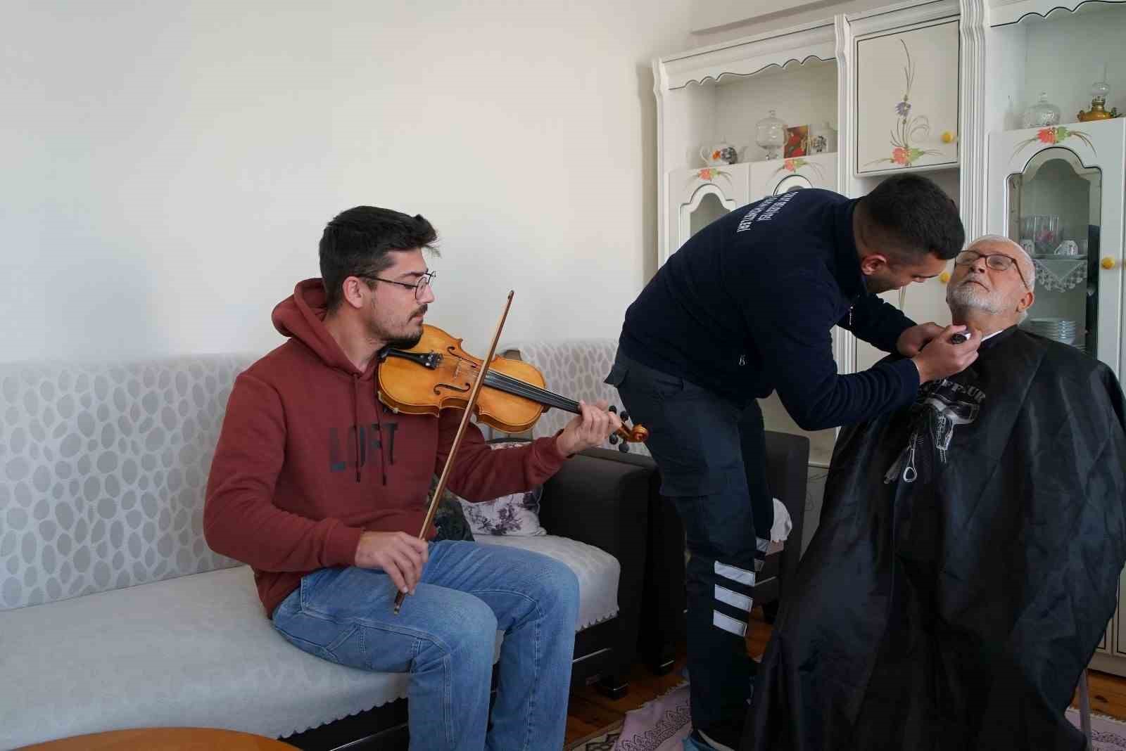 tokat belediyesi yaslilarin evine temizlik ve canli muzikle misafir oldu 5 Fa1CXPt4