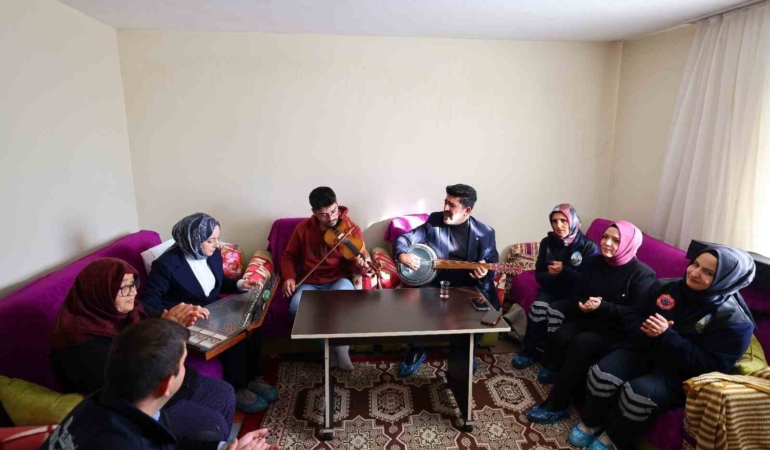 tokat-belediyesi-yaslilarin-evine-temizlik-ve-canli-muzikle-misafir-oldu-KrhLBE6T.jpg