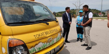 tokat-belediyesinde-cop-taksi-direksiyonuna-kadin-eli-degdi-QaDVYS4S.jpg