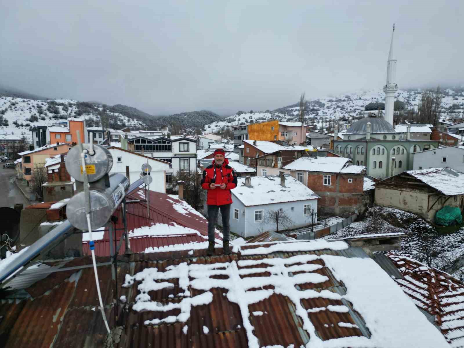 tokatin basciftlik ilcesine 25 yil sonra donen leylekler nisan ayinda kar altinda kaldi 4 SgrBzZsp