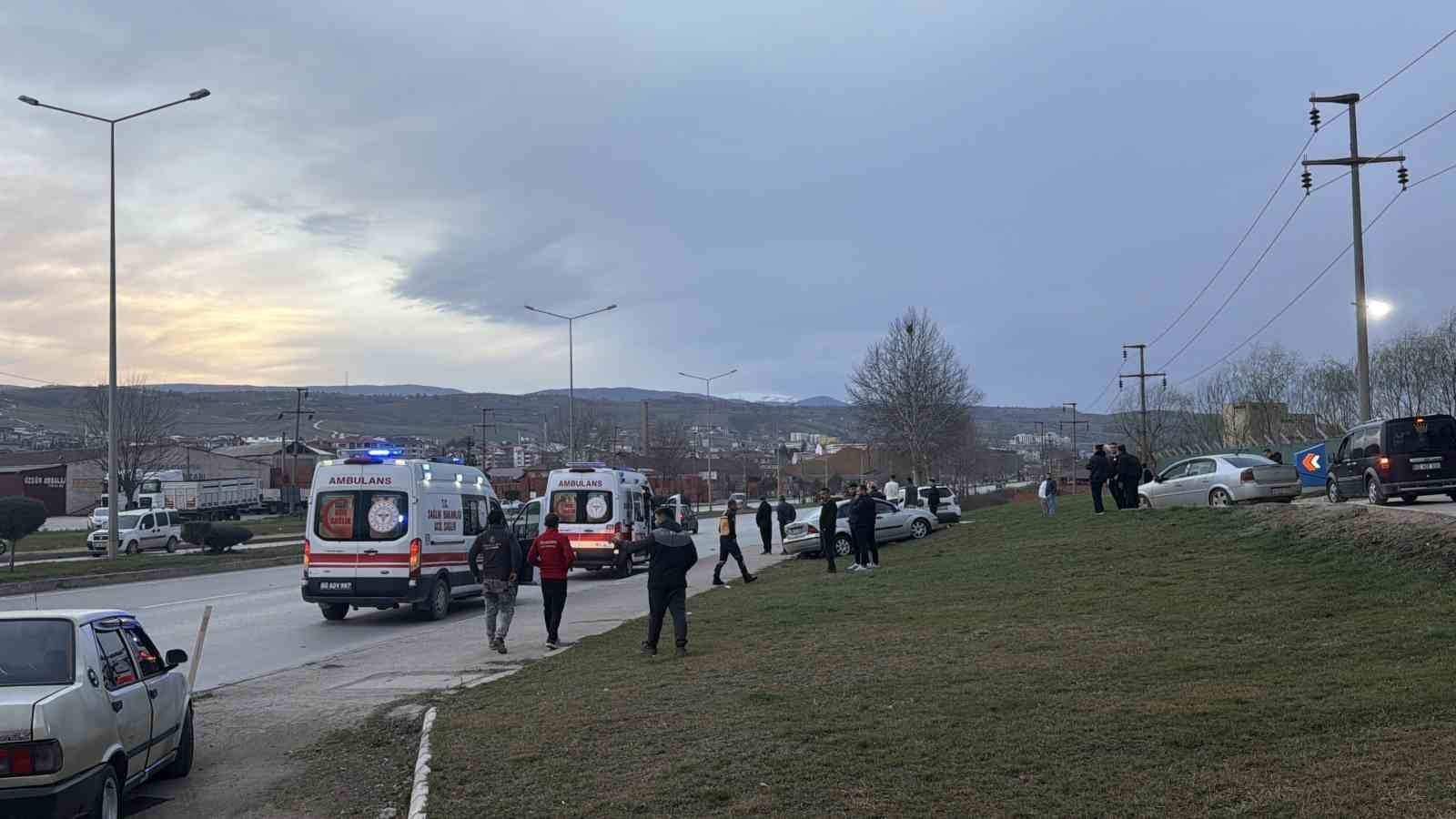 tokatta 2 kisinin yaralandigi kaza kamerada 1 hagFyZEr