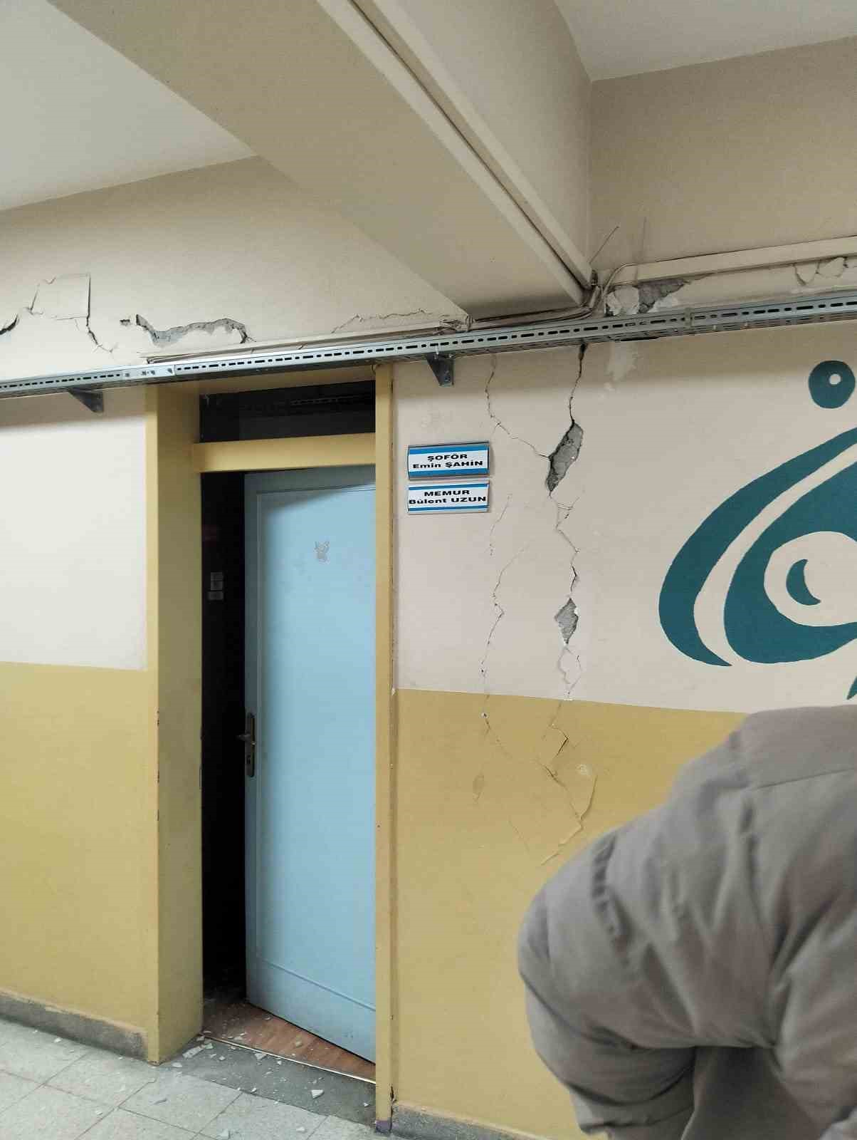 tokatta 55 buyuklugundeki deprem okul duvarlarini catlatti 0 L6LCEONY