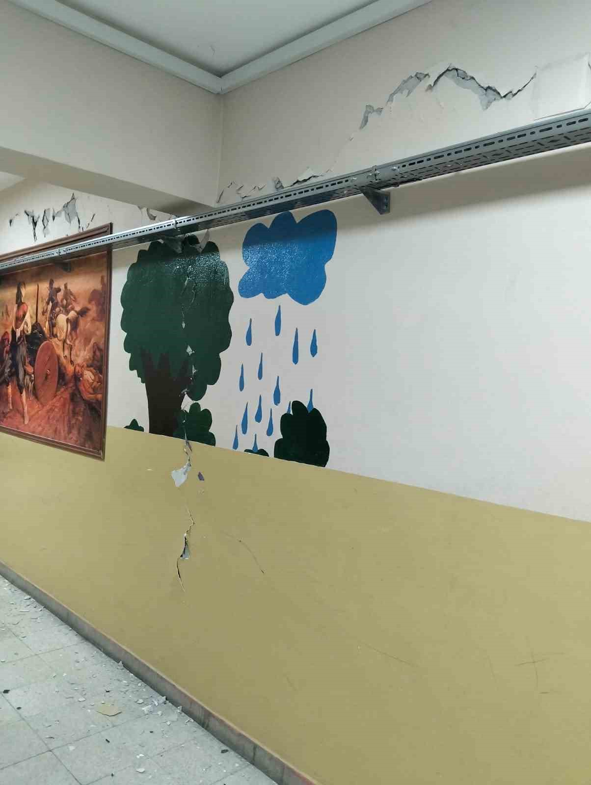 tokatta 55 buyuklugundeki deprem okul duvarlarini catlatti 2 SkqRfDz1