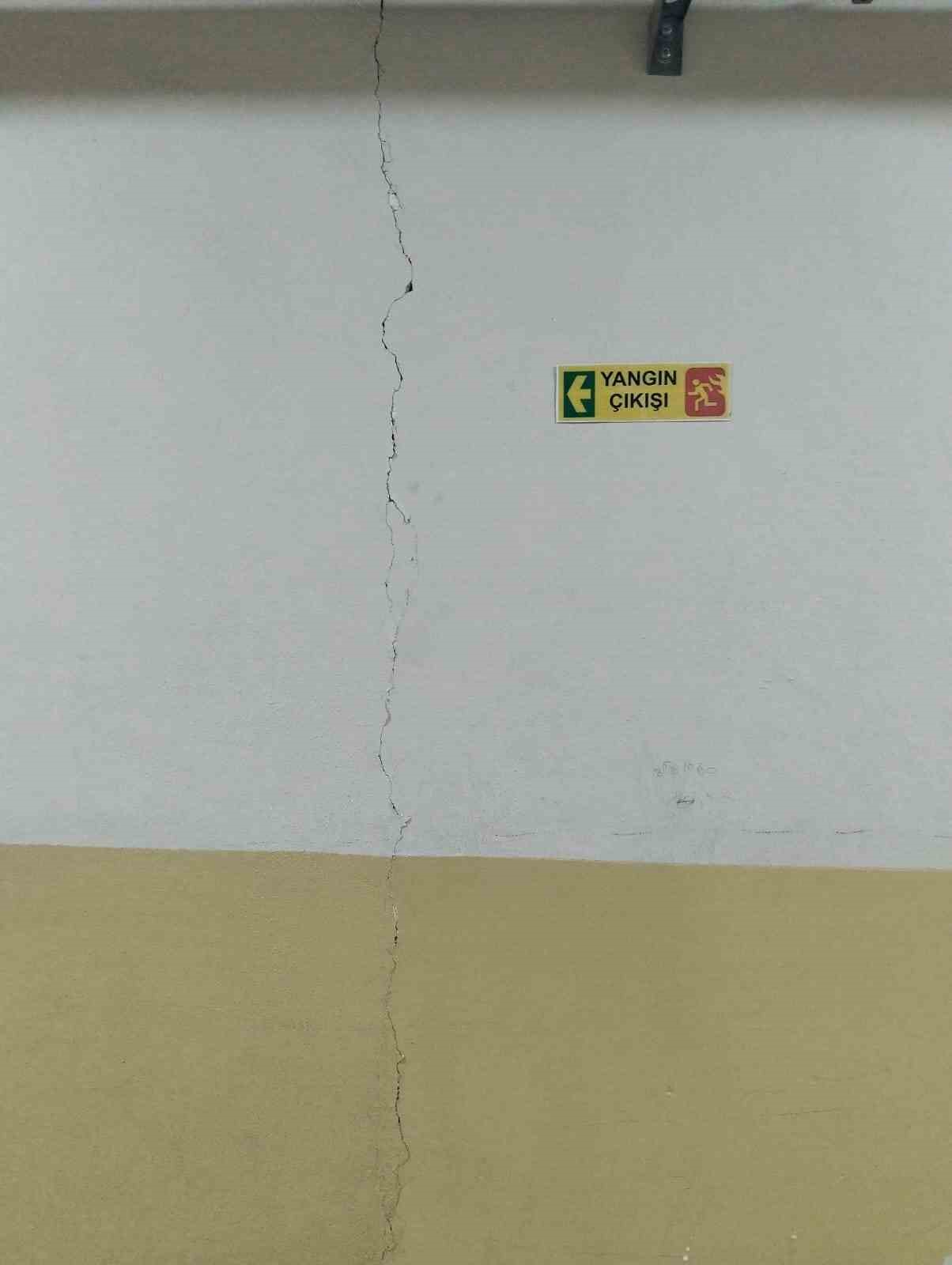 tokatta 55 buyuklugundeki deprem okul duvarlarini catlatti 4 GJFtWFZ7