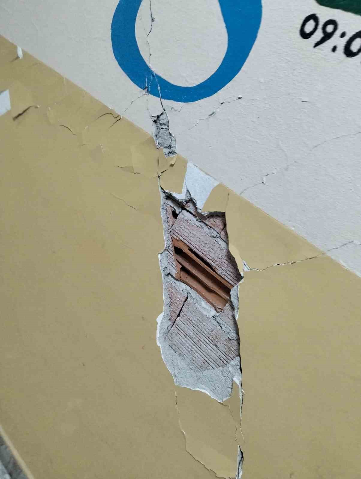 tokatta 55 buyuklugundeki deprem okul duvarlarini catlatti 5