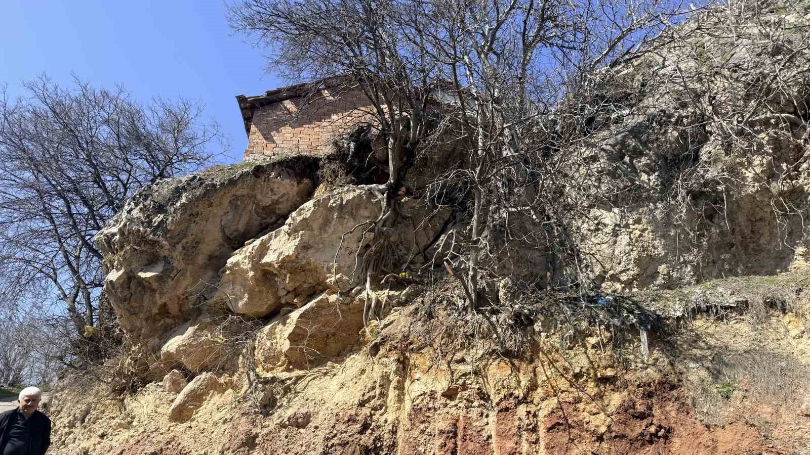 tokatta 56 buyuklugundeki depremin merkezi pinarbeyli havadan goruntulendi 3 1e38A8yR