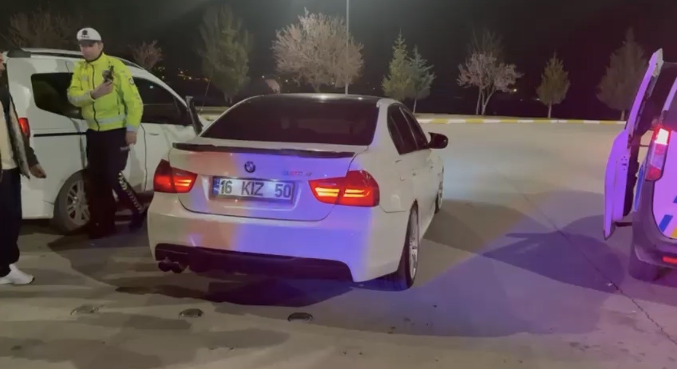 Tokat’ta abartı egzoz kullanan sürücüye ceza yağdı, araç trafikten men edildi 4 tokatta abarti egzoz kullanan surucuye ceza yagdi arac trafikten men edildi 0