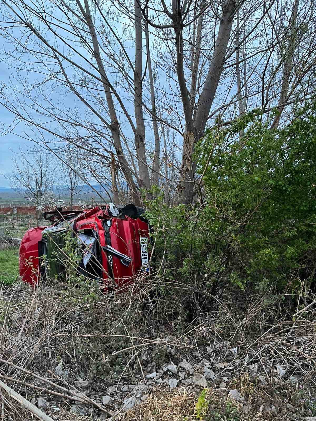 tokatta alkollu surucu emanet aldigi aracla takla atti iki kardes yaralandi 2