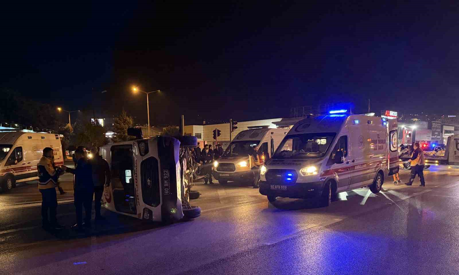tokatta ambulans ile cip carpisti 3 yarali 3 LF5AKI4J
