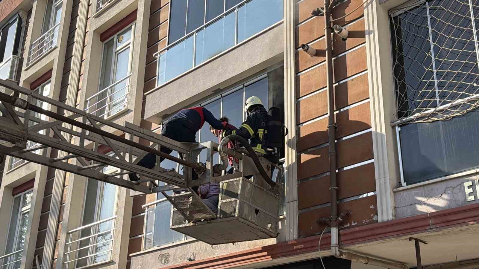tokatta apartman dairesinde yangin dumandan etkilenen anne ve cocuklari balkondan tahliye edildi 0 LFIUWRsl