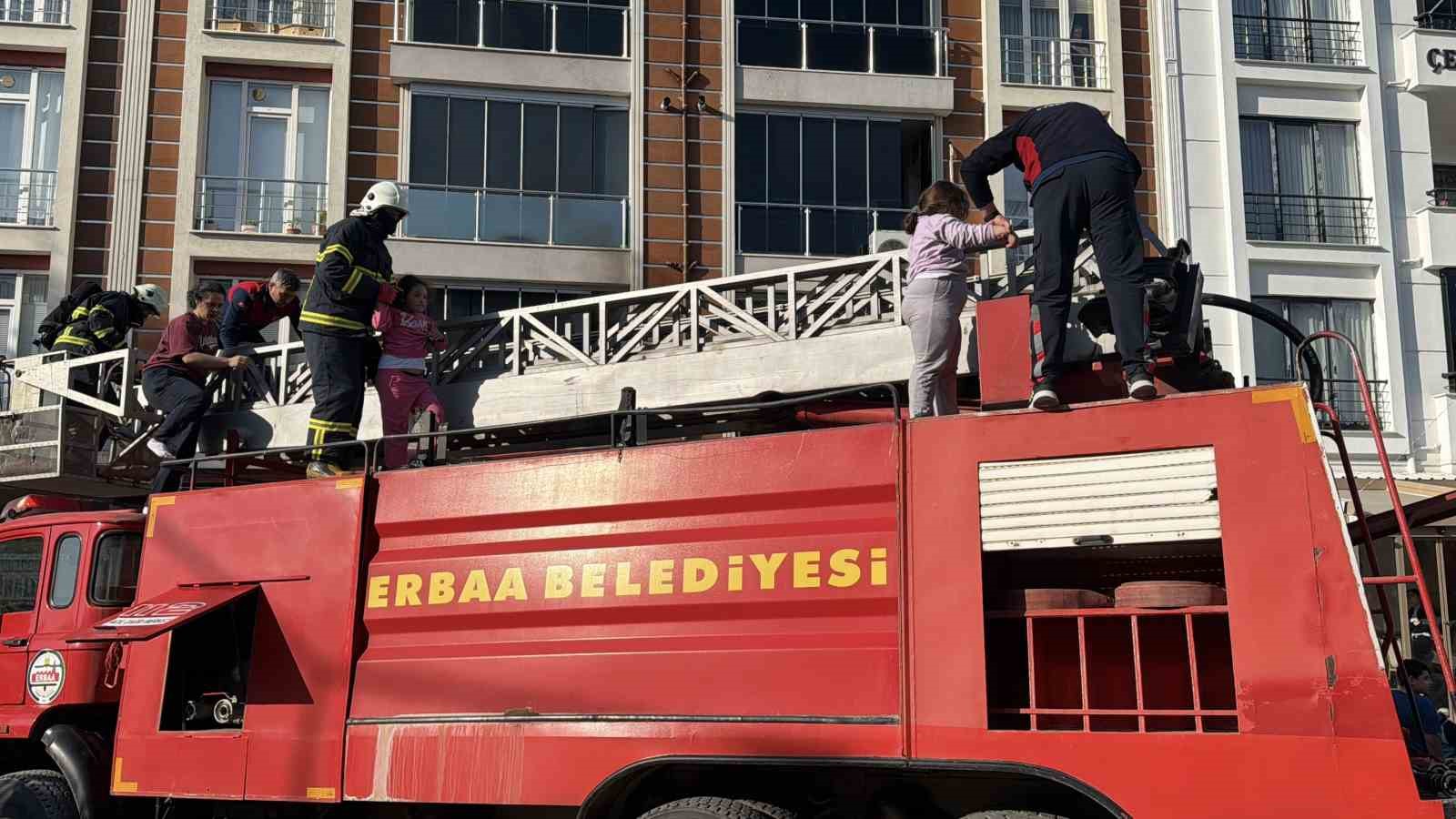 tokatta apartman dairesinde yangin dumandan etkilenen anne ve cocuklari balkondan tahliye edildi 1 rGZ8Dw82