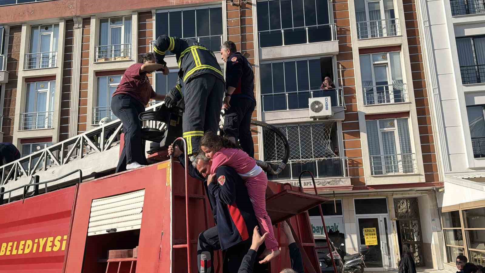 tokatta apartman dairesinde yangin dumandan etkilenen anne ve cocuklari balkondan tahliye edildi 2 EO5W9aQz