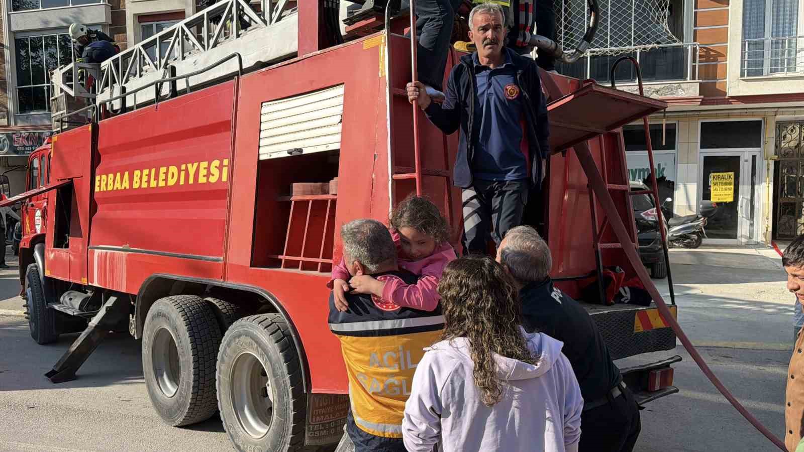tokatta apartman dairesinde yangin dumandan etkilenen anne ve cocuklari balkondan tahliye edildi 3 TMEA55Rr