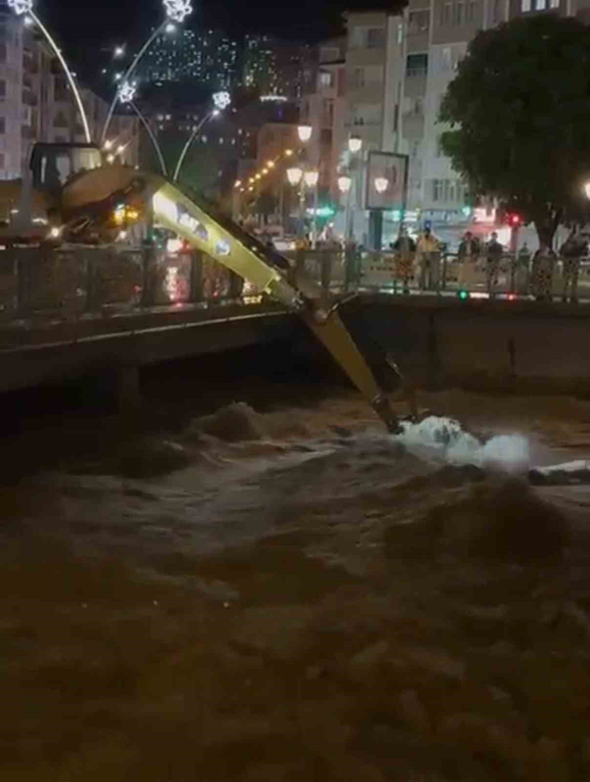 Tokat’ta Atatürk Köprüsü, taşkın riskine karşı yaya trafiğine kapatıldı 8 tokatta ataturk koprusu taskin riskine karsi yaya trafigine kapatildi 4 mKltyFjK