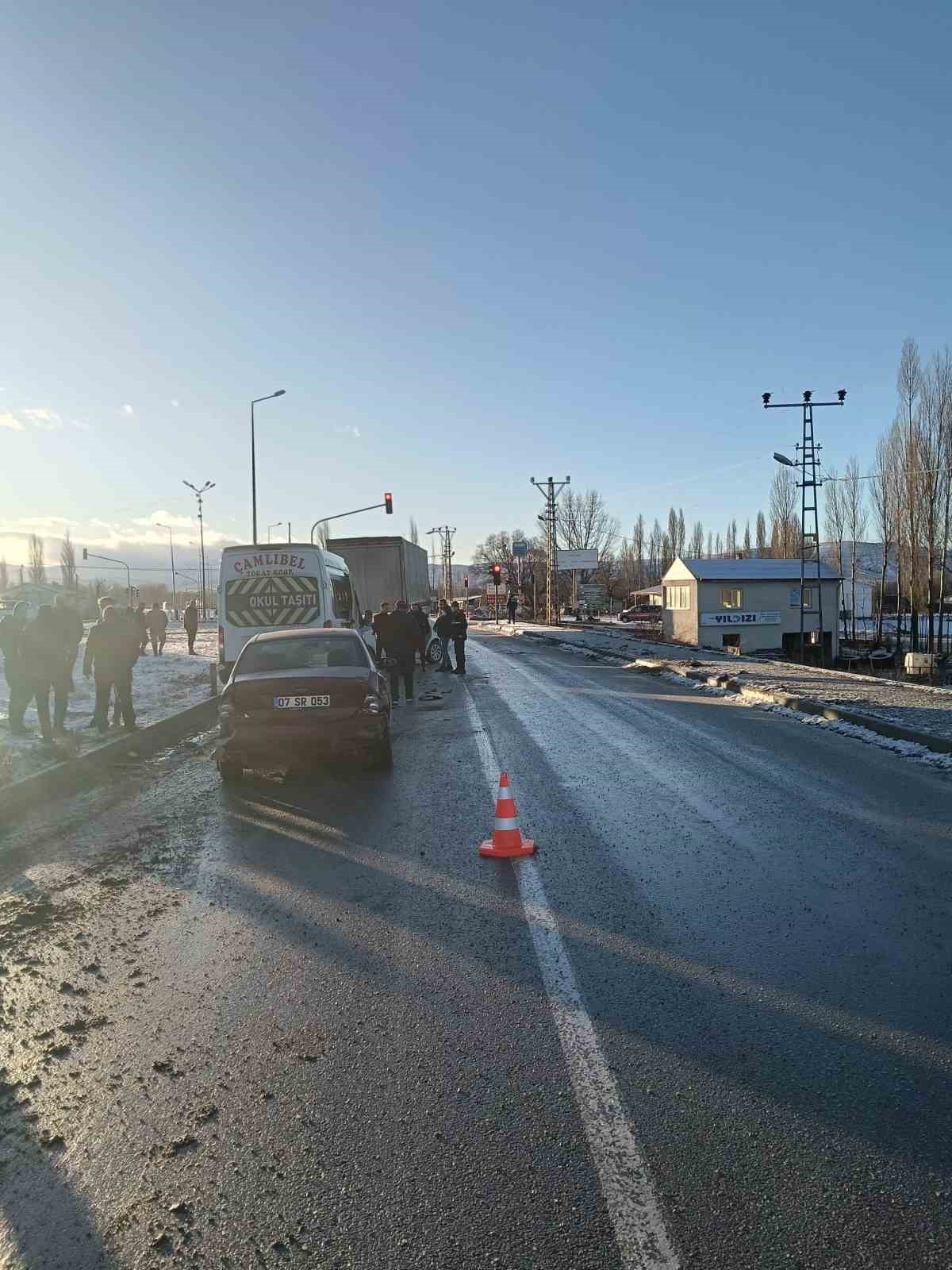 tokatta buzlanma zincirleme kazaya oldu 5 arac birbirine girdi 1 4mZaLHZJ