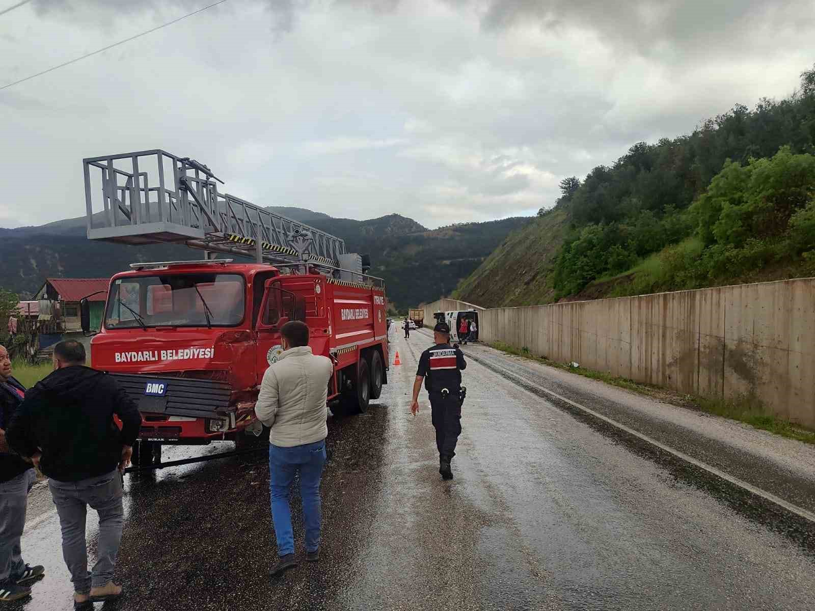 tokatta cenaze donusu minibus devrildi 4 yarali 1 YzrEQeDd