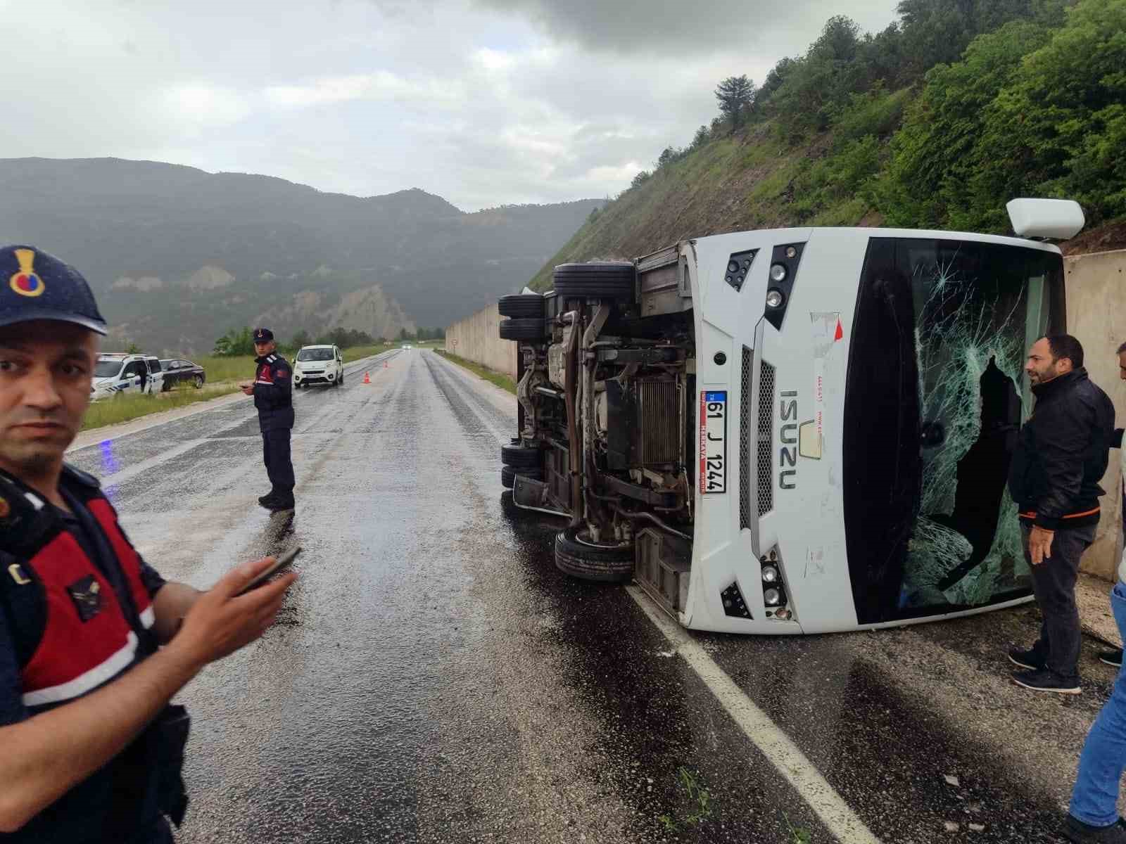 tokatta cenaze donusu minibus devrildi 4 yarali 2 bgXjTuk1