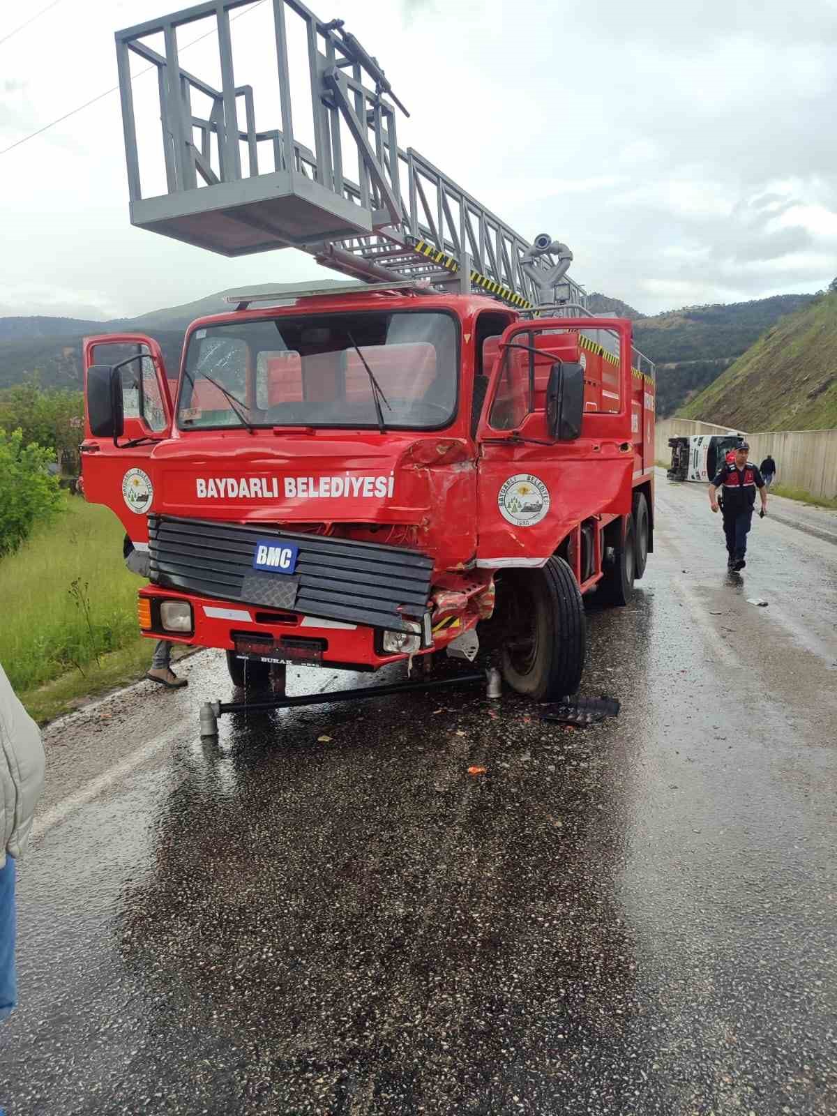tokatta cenaze donusu minibus devrildi 4 yarali 3 hwjG7Am4