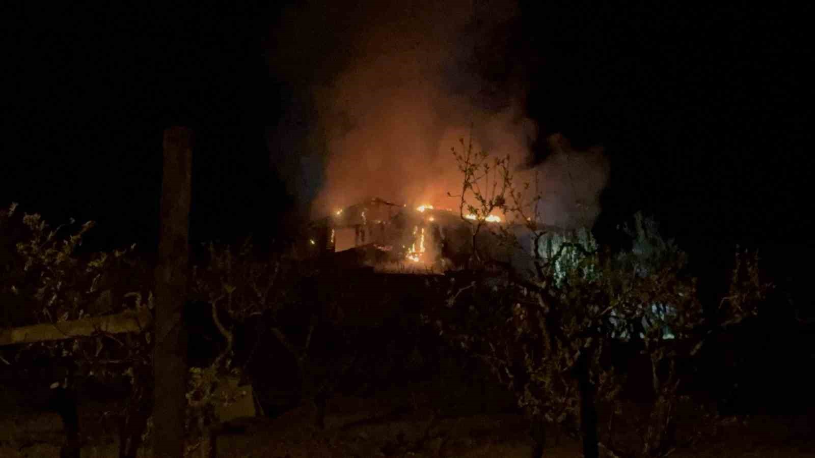 Tokat’ta çıkan yangında ev kullanılamaz hale geldi 4 tokatta cikan yanginda ev kullanilamaz hale geldi 0 Di2iKOZ9