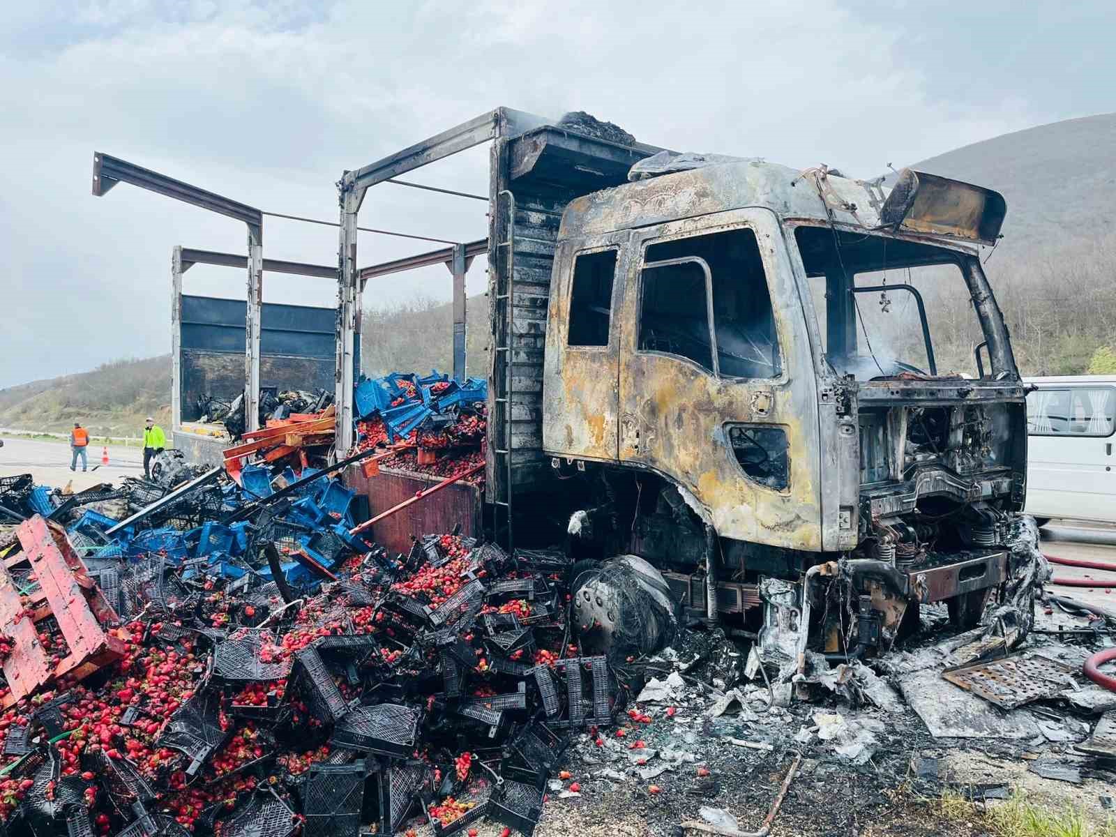 Tokat’ta çilek yüklü kamyon yandı 5 tokatta cilek yuklu kamyon yandi 1 YtwKfMAu