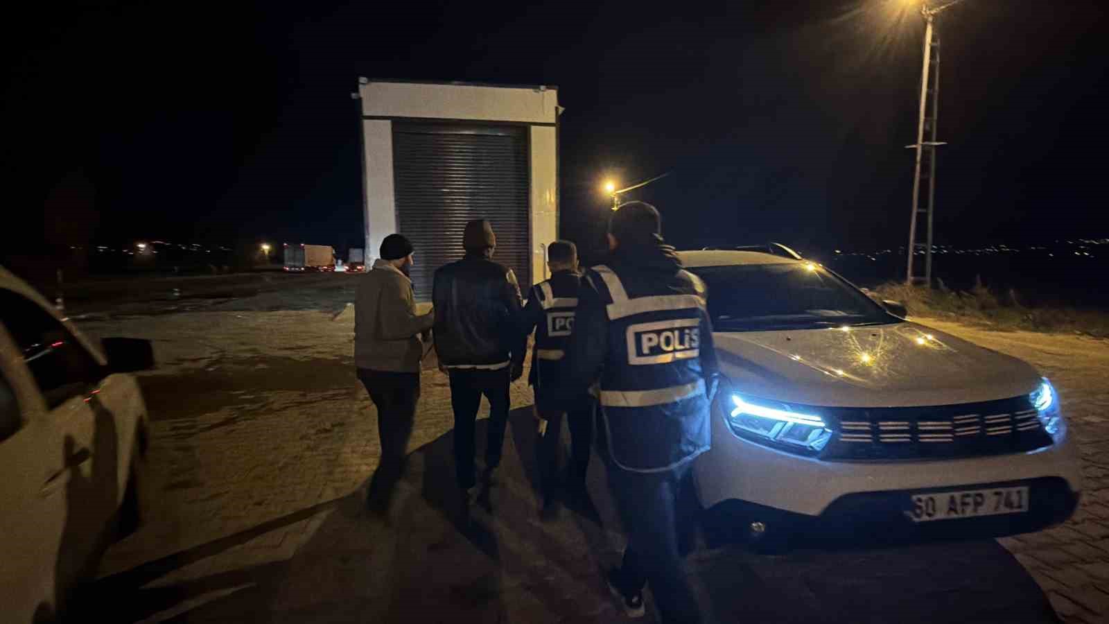 tokatta durdurulan otobuste 5 kacak gocmen yakalandi 0 DDPrvssy