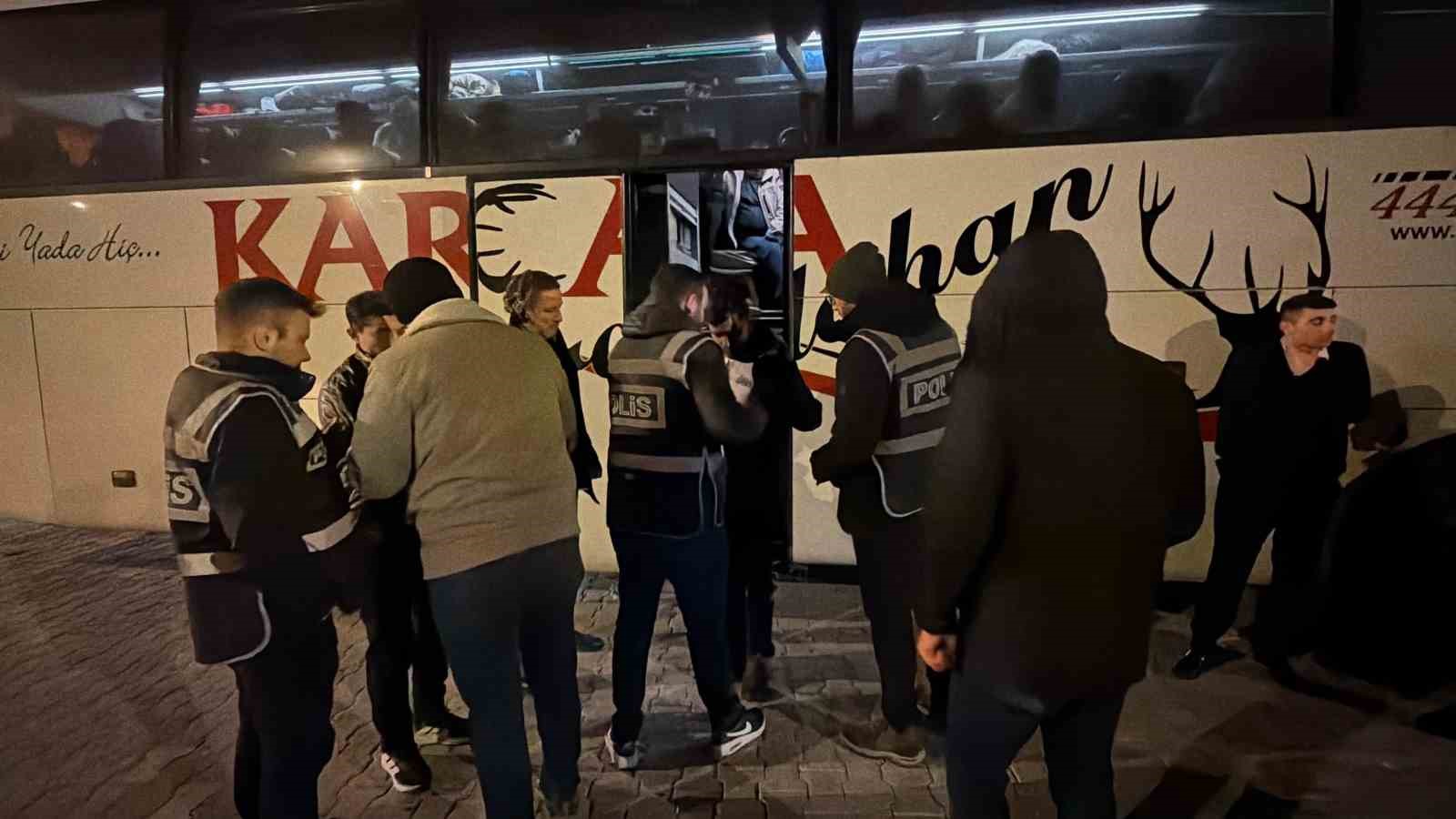 tokatta durdurulan otobuste 5 kacak gocmen yakalandi 1 MZSLfzOy
