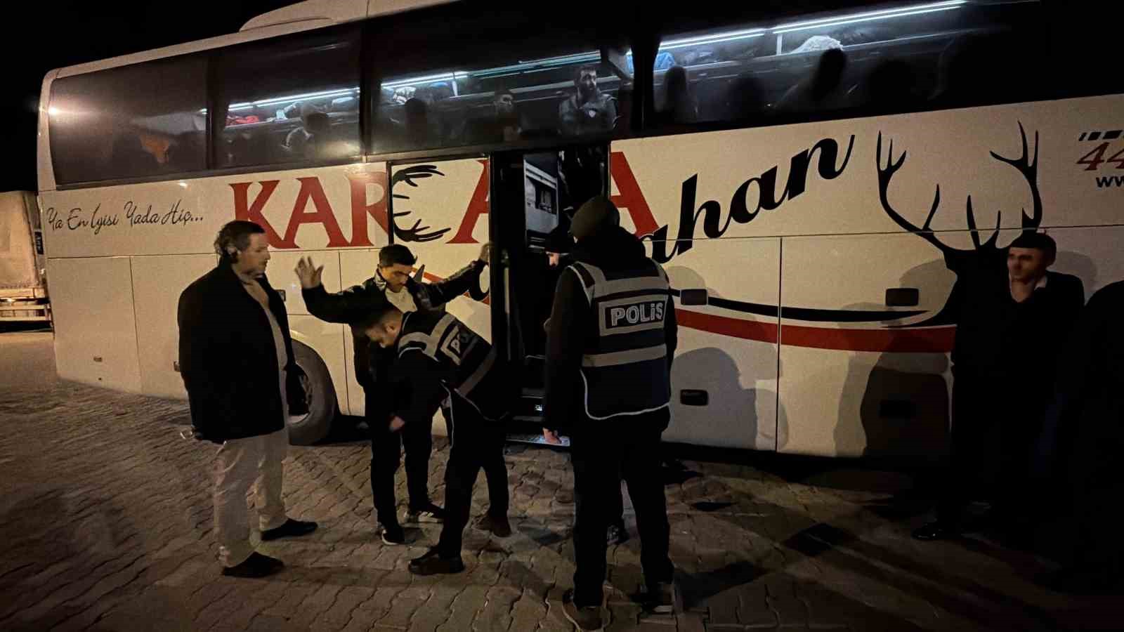 tokatta durdurulan otobuste 5 kacak gocmen yakalandi 2 wu7Z72NC