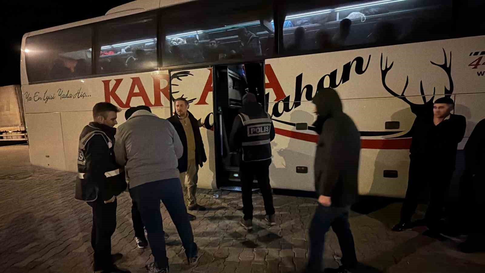 tokatta durdurulan otobuste 5 kacak gocmen yakalandi 4 unqlyVzr