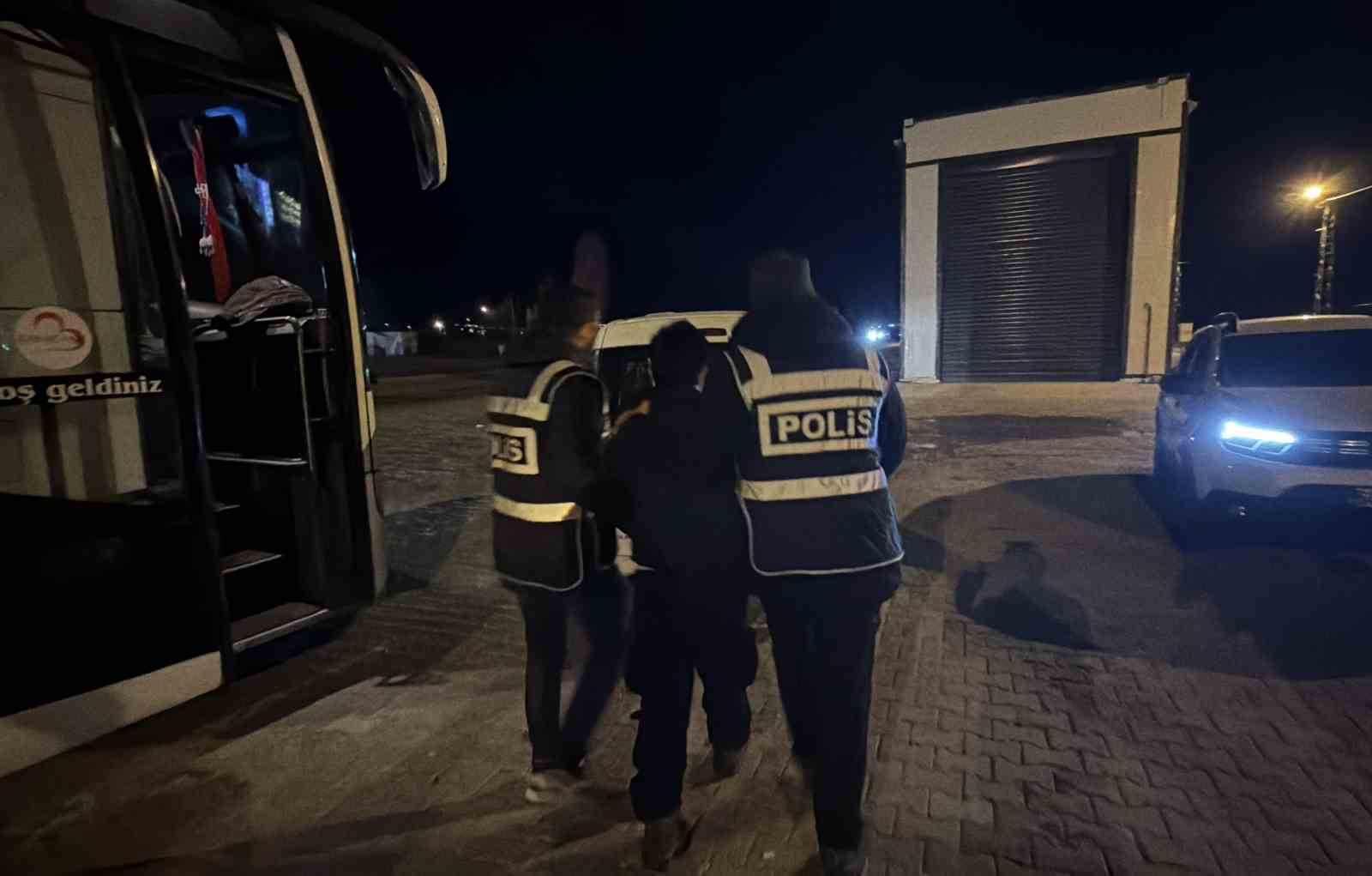 tokatta durdurulan otobuste 5 kacak gocmen yakalandi 5 W6TG5iaS
