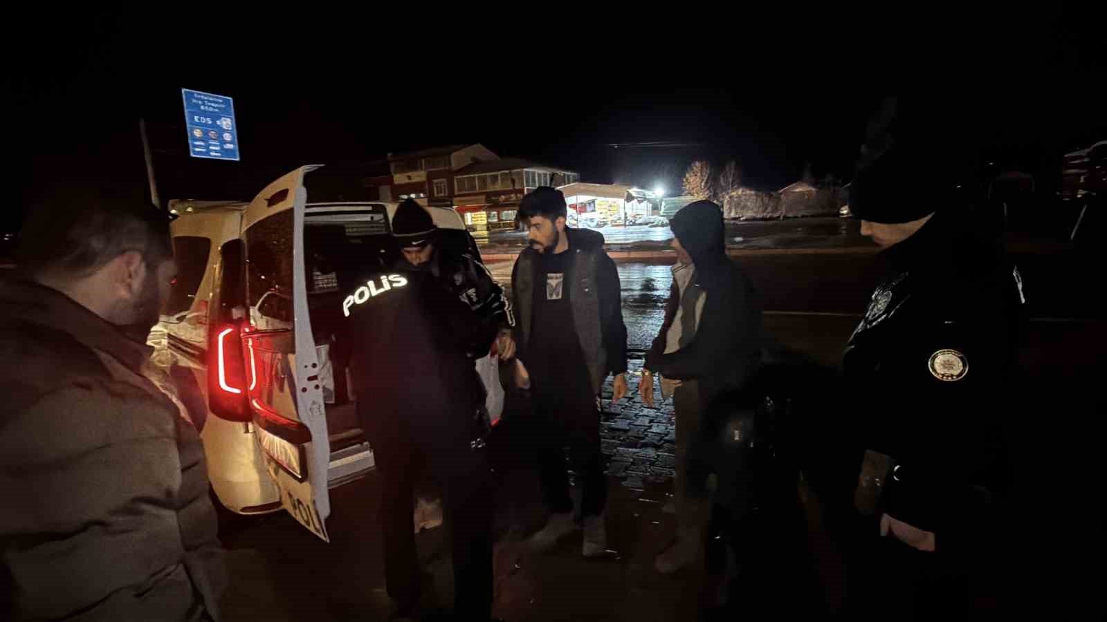 tokatta durdurulan otomobilde 3 kacak gocmen yakalandi 1 Yi1Qsp3D