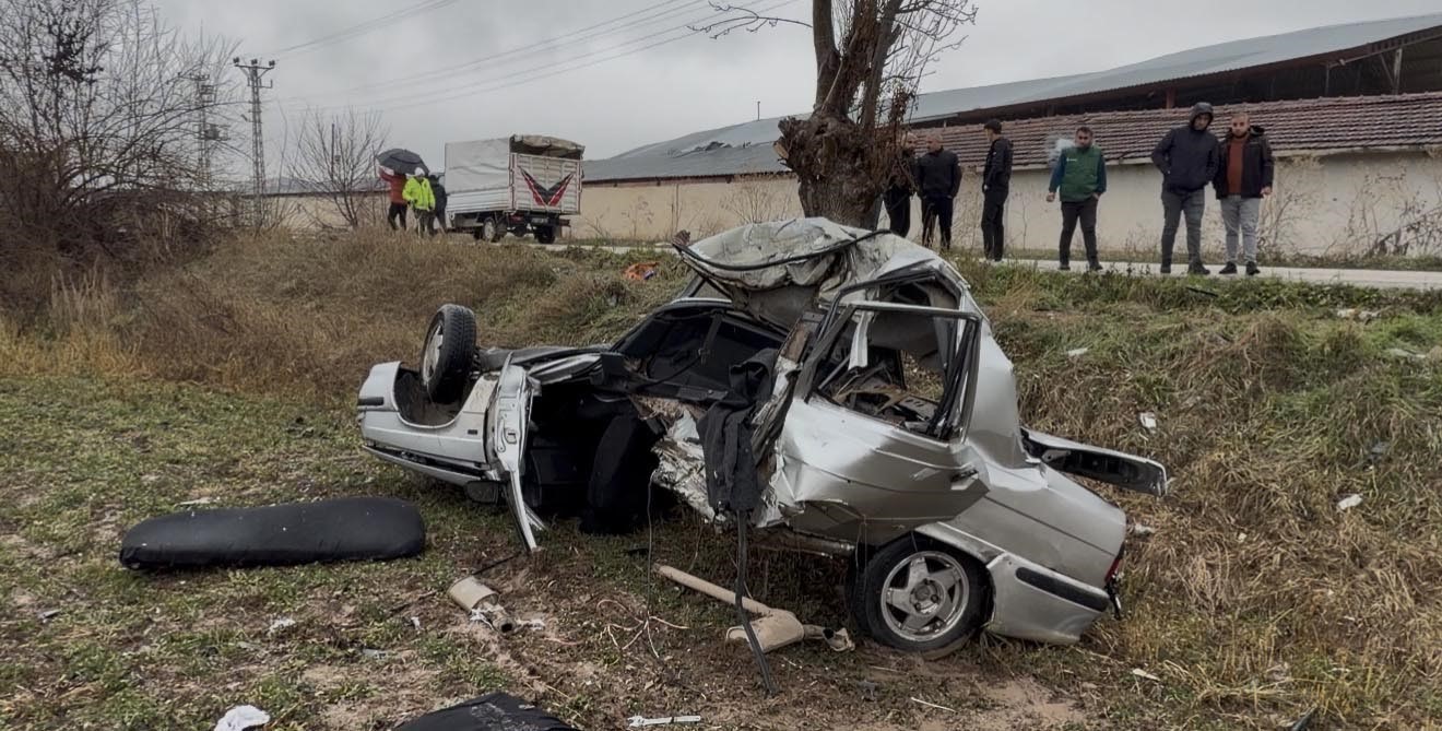 Tokat’ta feci kaza: İkiye ayrılan otomobil sürücüsü ağır yaralandı 4 tokatta feci kaza ikiye ayrilan otomobil surucusu agir yaralandi 0 C5R59chf