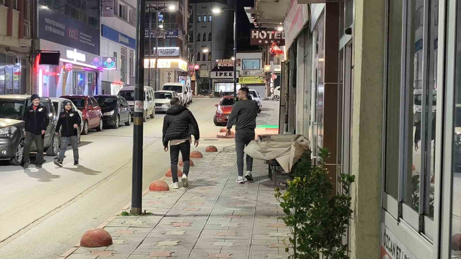 tokatta firtina agaci devirdi vatandas saniyelerle kurtuldu 0 F3KBNfHl