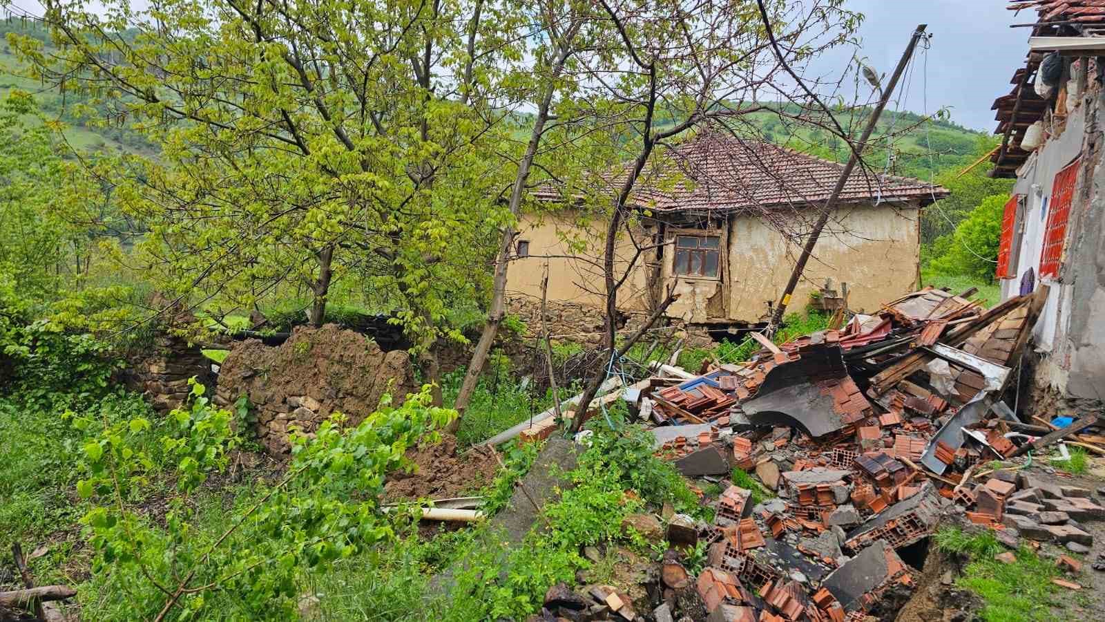 tokatta heyelan nedeniyle 2 ev tahliye edildi 1 kTWjE88e