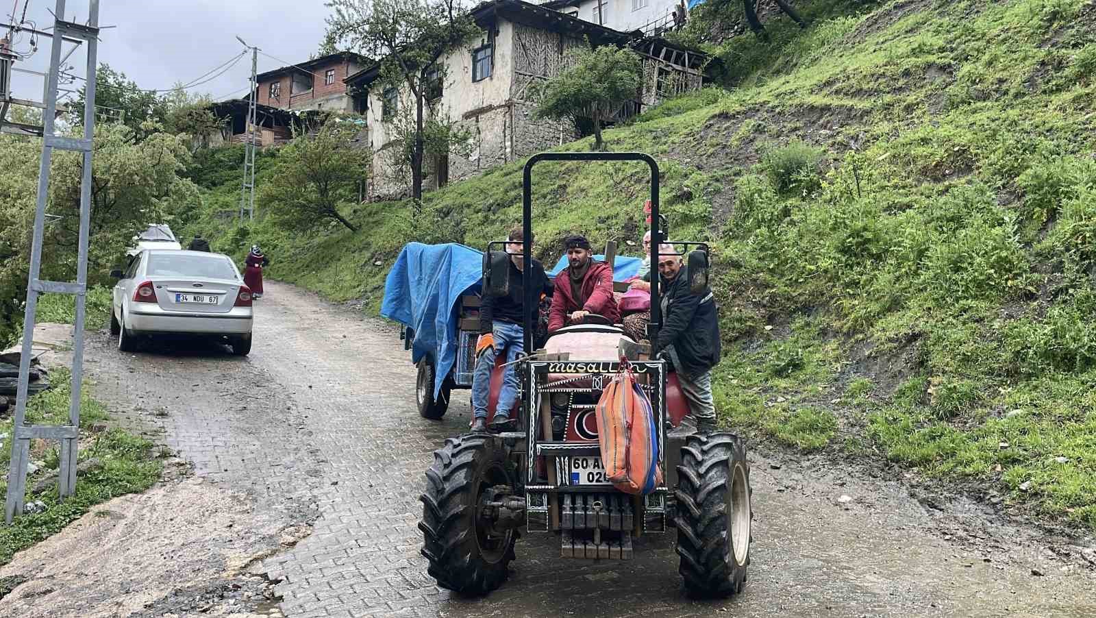tokatta heyelan riski altindaki koy bosaltiliyor 1 KU8AUwHT