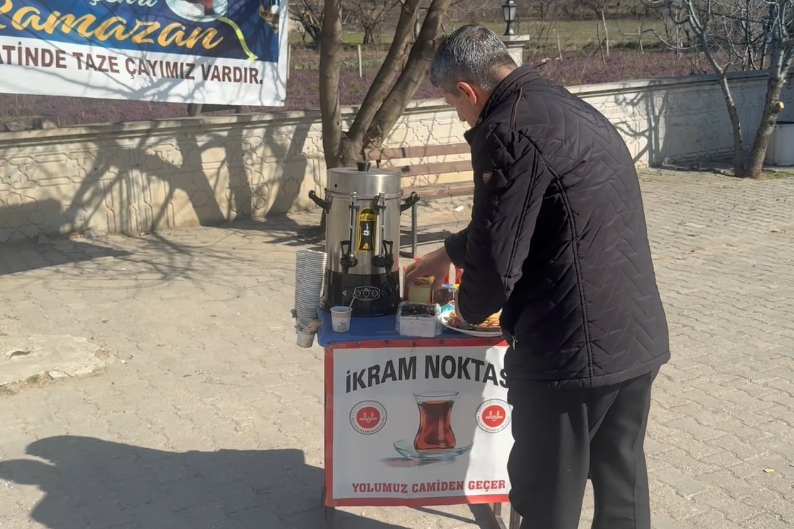 tokatta iftara yetisme telasi kazaya donusmesin diye ikram noktasi kuruldu 5