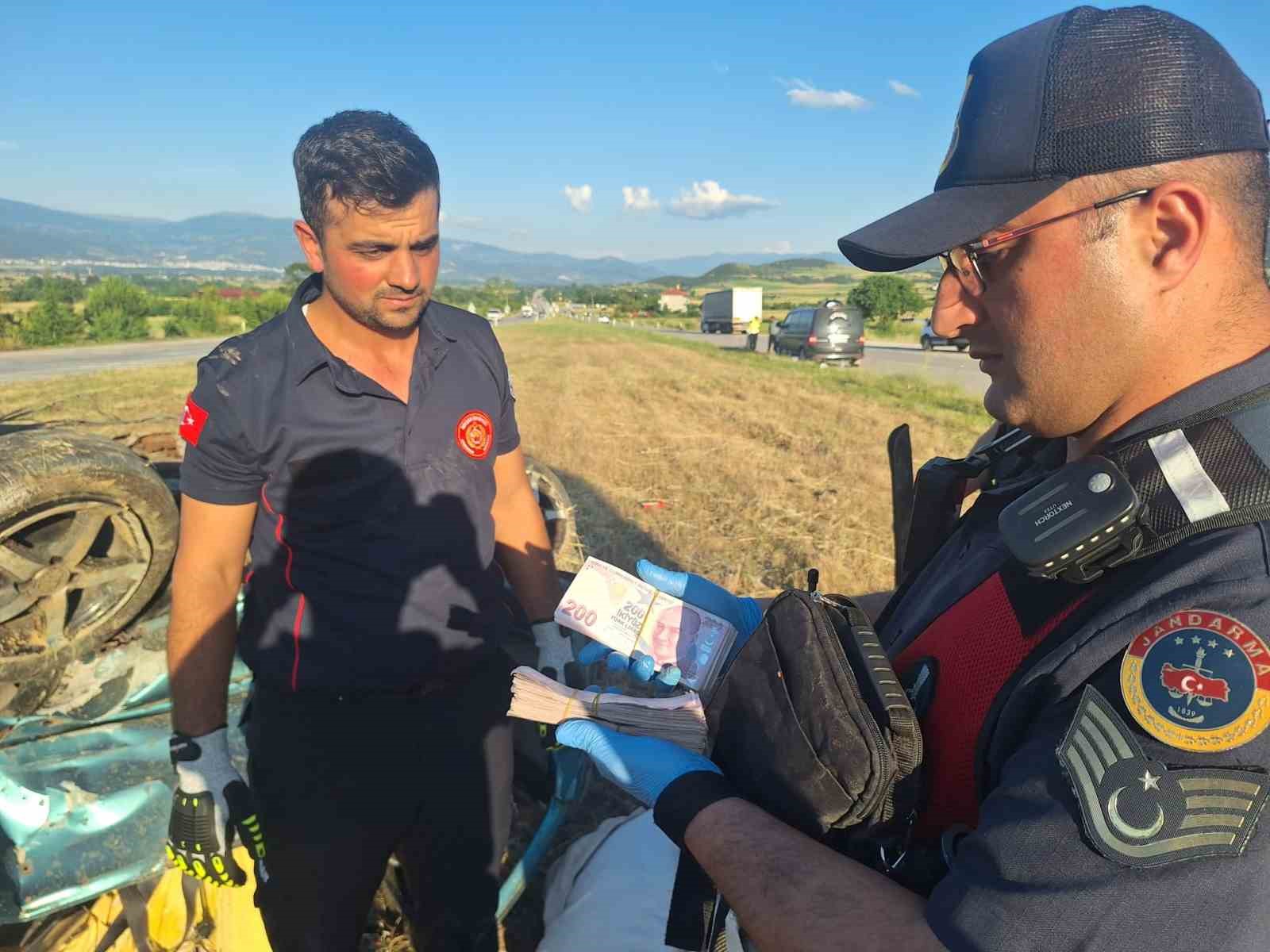 tokatta iki otomobil carpisti 4 yarali 2 fAnziA8T
