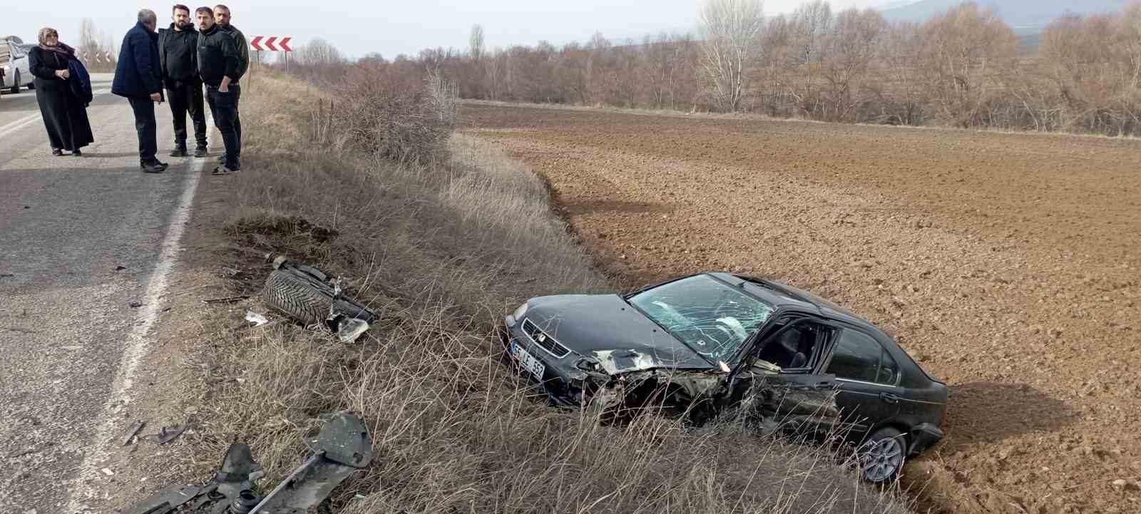 tokatta iki otomobil kafa kafaya carpisti 3 yarali 1 tICgPVKb
