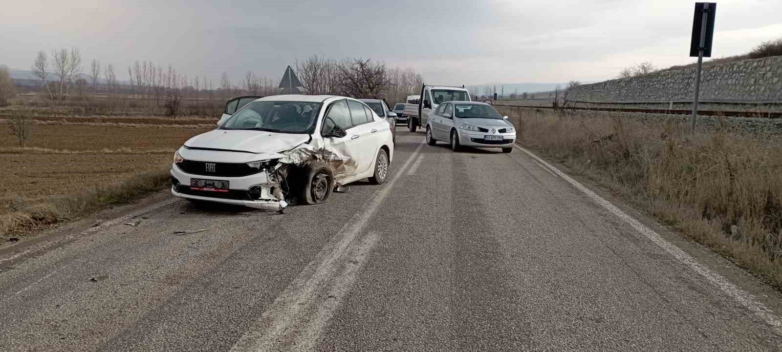 tokatta iki otomobil kafa kafaya carpisti 3 yarali 3