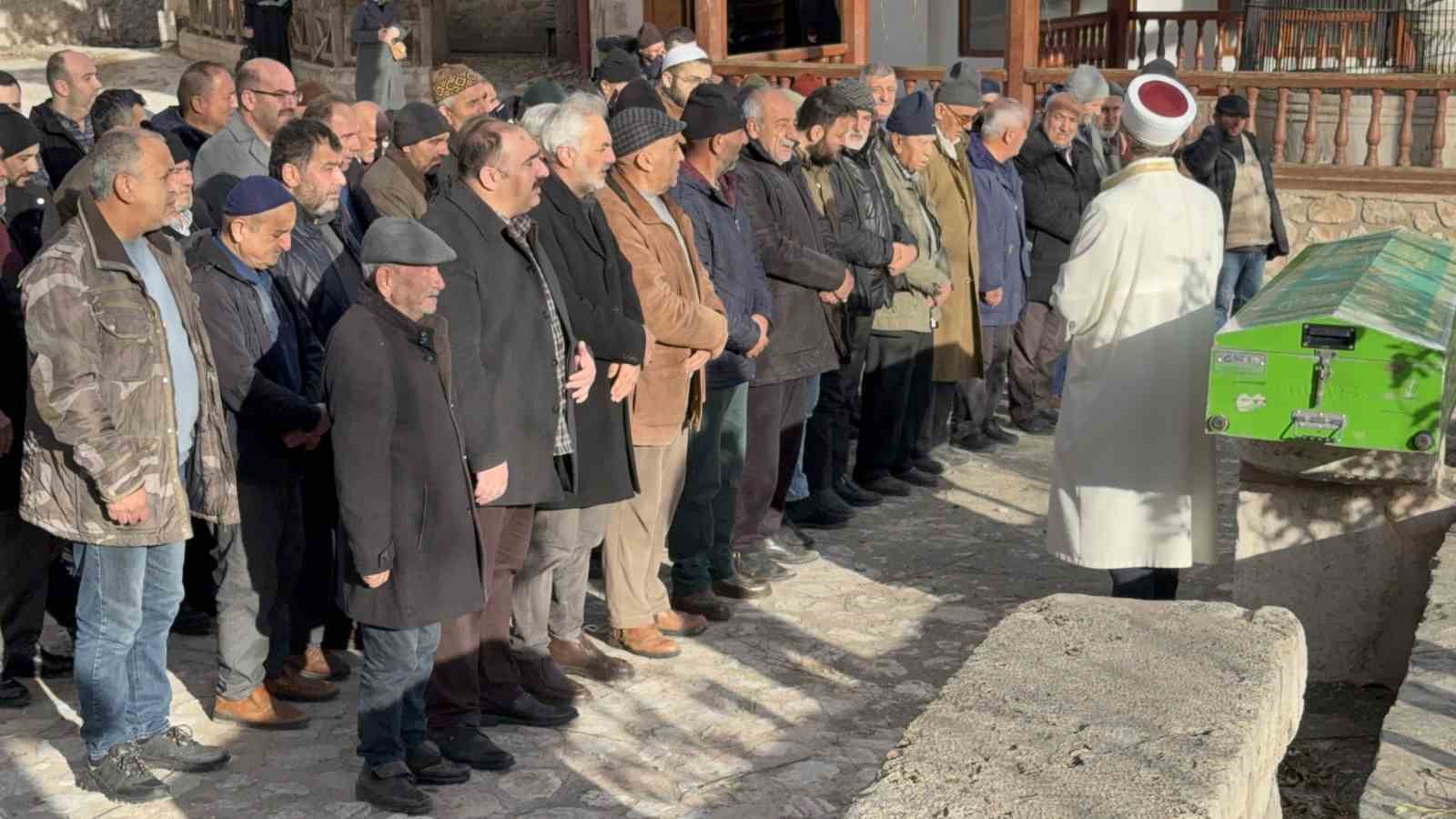 Tokat’ta kan donduran baba cinayetinde cenaze toprağa verildi 4 tokatta kan donduran baba cinayetinde cenaze topraga verildi 0 vNn13CLK