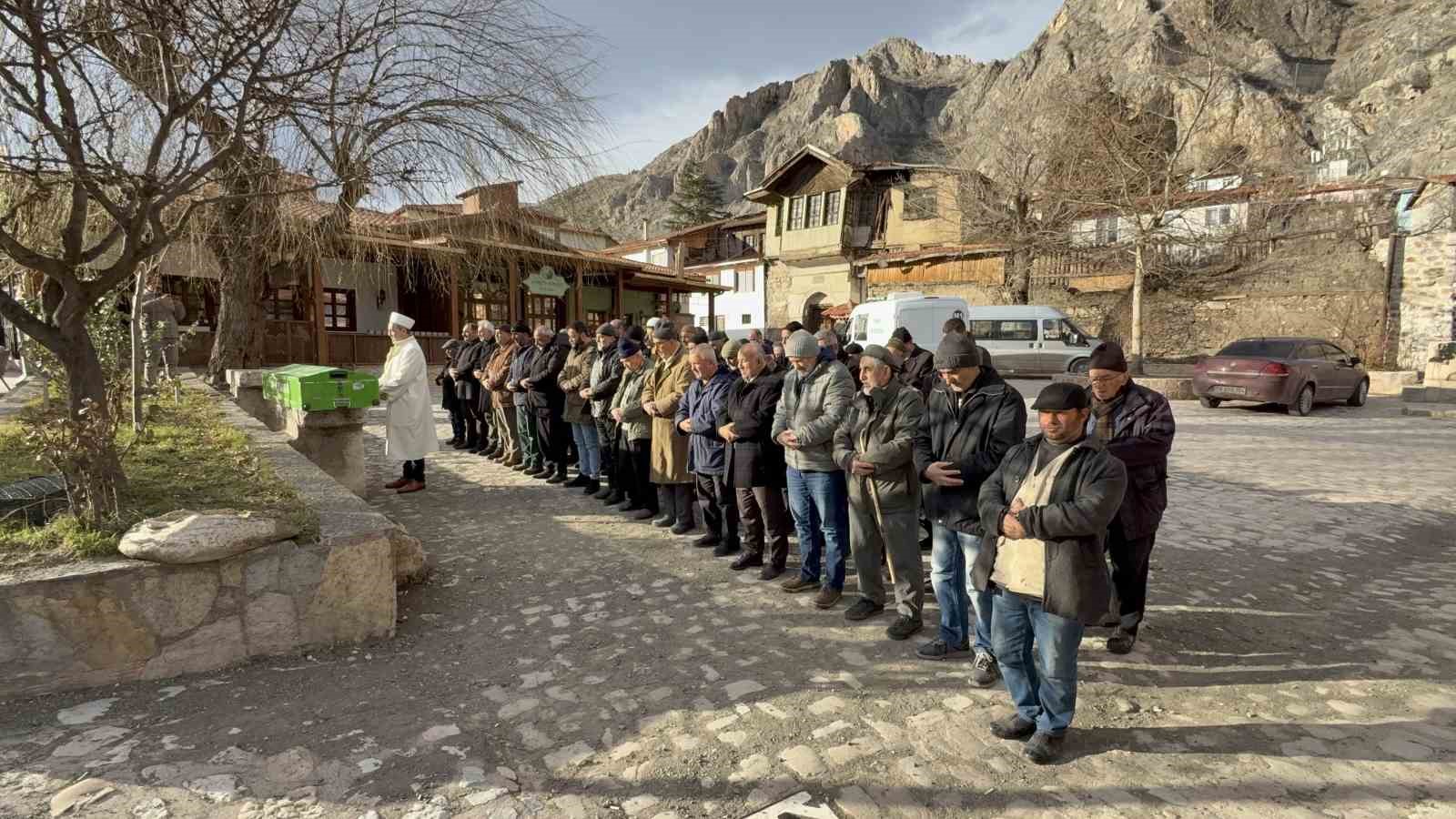 Tokat’ta kan donduran baba cinayetinde cenaze toprağa verildi 7 tokatta kan donduran baba cinayetinde cenaze topraga verildi 3 cwiQOqgz