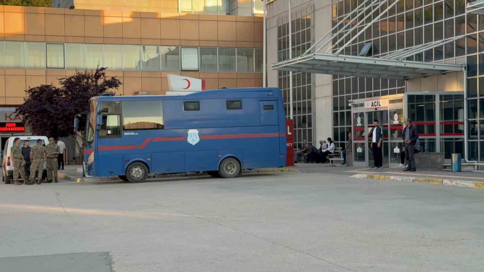 Tokat’ta kayınpederini darbederek öldürdüğü iddia edilen gelin gözaltına alındı 4 tokatta kayinpederini darbederek oldurdugu iddia edilen gelin gozaltina alindi 0 9sX7ytZG