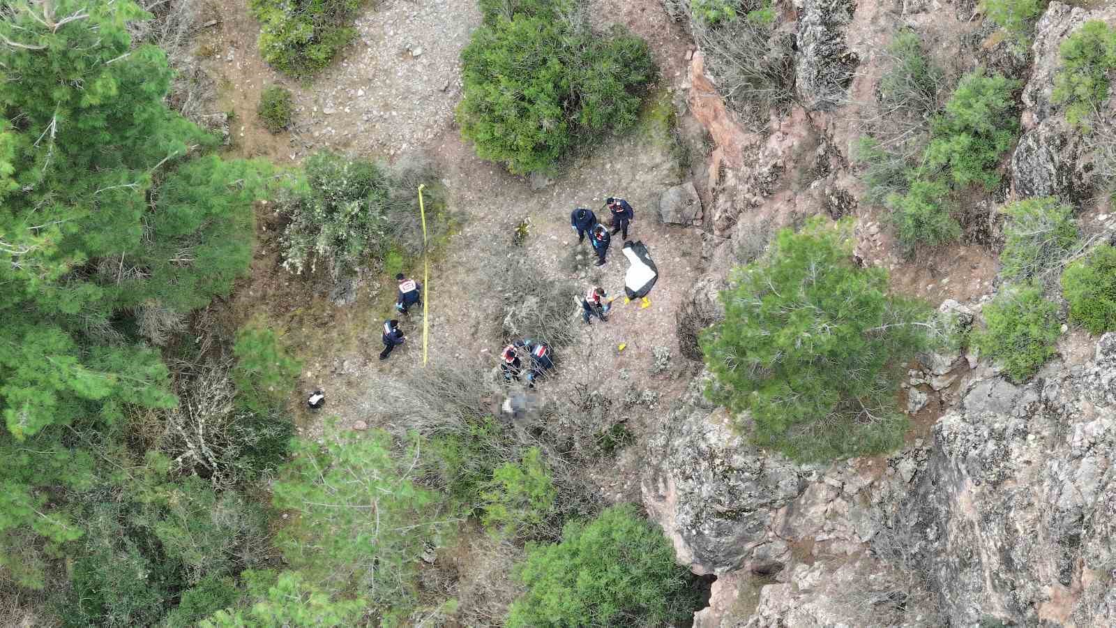 Tokat’ta kayıp olarak aranan kişinin 100 metrelik uçurumda cansız bedeni bulundu 5 tokatta kayip olarak aranan kisinin 100 metrelik ucurumda cansiz bedeni bulundu 1 XCQAjWEA